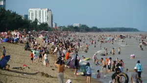 Biển Sầm Sơn thu hút đông du khách trong kỳ nghỉ lễ 2/9, tạo không khí sôi động với nhiều hoạt động vui chơi, giải trí hấp dẫn.
