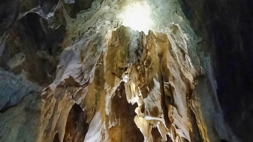 Hang động mới phát hiện ở bản Xốp Nặm có nhiều thạch nhũ hình thù đa dạng, một số khối ánh kim lấp lánh khi chiếu đèn.