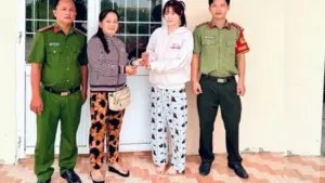 Bà Võ Thị Thảo nhặt được dây chuyền vàng và giao công an xác minh, giúp người đánh rơi nhận lại tài sản.