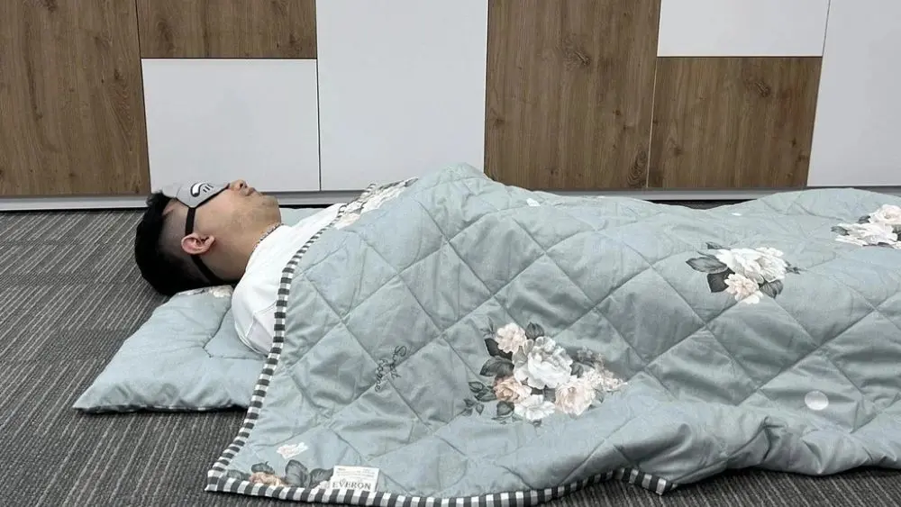 Ngủ trưa đúng cách giúp phục hồi năng lượng, nhưng ngủ quá lâu hoặc sau 15h có thể gây mệt mỏi, ảnh hưởng giấc ngủ ban đêm.