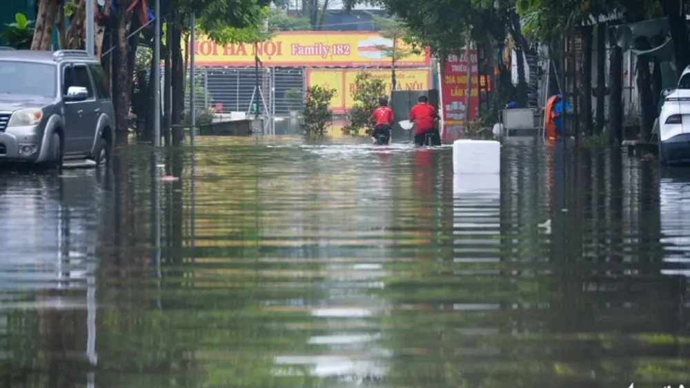 Triều Khúc ngập sâu sau mưa lớn tại Hà Nội, trong khi nhiều khu vực khác đã rút nước và giao thông dần trở lại bình thường.