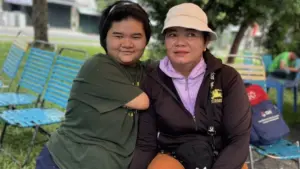 Hoài Thương cùng mẹ đến trường tại TP HCM để bắt đầu hành trình học ngành Thiết kế đồ họa.