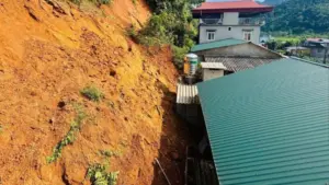 Sạt lở đất đá ở xã Bạch Thông, Thái Nguyên đe dọa 4 hộ dân, khiến các gia đình phải di dời đến nơi an toàn.