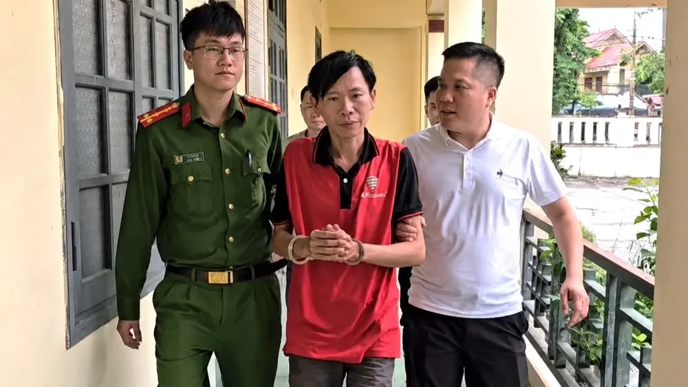 Huỳnh Ngọc Hiền bị bắt sau hơn 5 năm trốn truy nã vì chém vợ và mẹ vợ, khi đang lẩn trốn tại TP Huế.