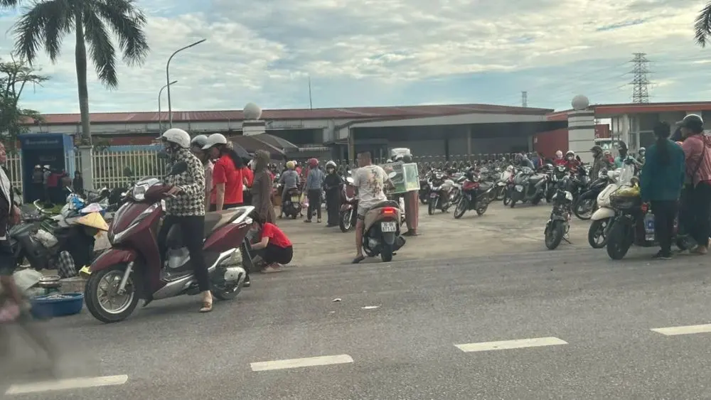 Họp chợ trên Quốc lộ 47 trước cổng doanh nghiệp gây ùn ứ giao thông giờ cao điểm, tiềm ẩn nguy cơ mất an toàn.
