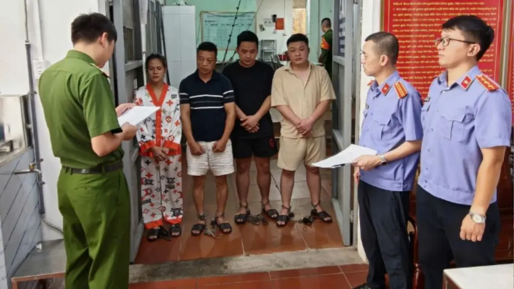 Bốn người bị tạm giữ sau khi hành hung tài xế taxi vì người này từ chối chở quá số người quy định tại Quảng Ninh.