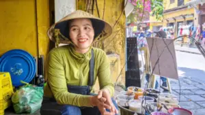Chị Nguyễn Thị Bảy ở Hội An gây ấn tượng khi có thể giao tiếp bằng 5 ngoại ngữ, đồng thời nhiệt tình hỗ trợ du khách.