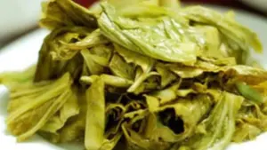 Dưa muối là món quen thuộc nhưng ăn nhiều, thường xuyên có thể khiến cơ thể nạp quá nhiều muối, ảnh hưởng đến thận và sức khỏe.