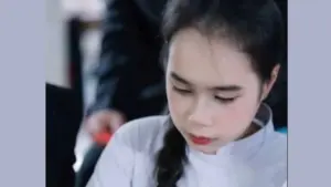 Thảo Nhi, nữ sinh viên ở Huế, gây chú ý với khả năng nói tiếng Anh tự nhiên khi phụ mẹ giao tiếp với khách Tây, thu hút hơn 2 triệu lượt xem.