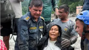 Lũ quét ở Nepal khiến nhiều người mất tích. Sau 10 ngày, cụ bà Chandika Kumari Shrestha được tìm thấy còn sống dưới căn nhà đổ sập.