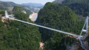 Công trình ở độ cao khoảng 150 m, tạo điểm nhấn nổi bật và thu hút sự quan tâm của du khách.