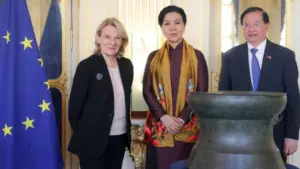Phu nhân Tổng Bí thư, Chủ tịch nước Tô Lâm cùng Bộ trưởng Văn hóa Pháp và Thứ trưởng Tạ Quang Đông bên trống đồng Đông Sơn hơn 2.500 năm tuổi.