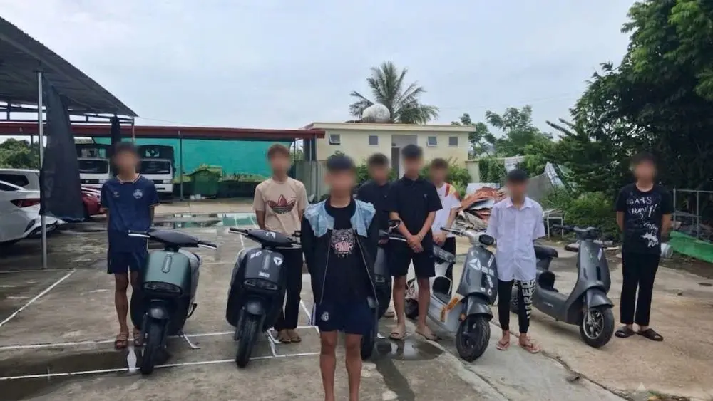 Công an xã Kiến Hải làm việc với nhóm 9 thanh thiếu niên liên quan hành vi lái xe máy điện lạng lách.