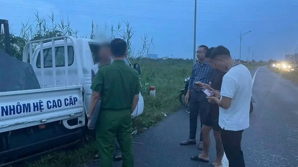 Công an phường An Hải phát hiện xe tải đổ chất thải rắn ven đường Bùi Viện, yêu cầu thu gom và đưa chất thải trở lại xe.
