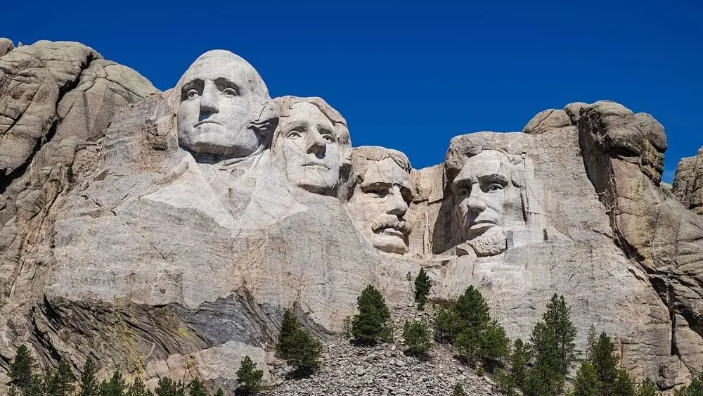 Tượng núi Rushmore khắc họa 4 tổng thống Mỹ, là công trình điêu khắc nổi tiếng trên núi đá, thu hút khoảng 2 triệu lượt khách mỗi năm.