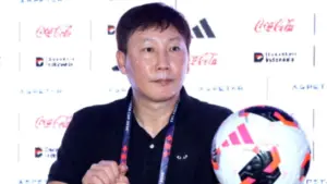 HLV Kim Sang Sik xin lỗi người hâm mộ và nhận trách nhiệm sau trận tuyển Việt Nam thua Thái Lan 0-2.