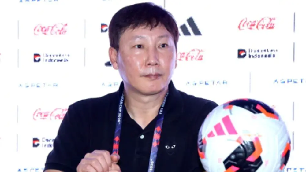 HLV Kim Sang Sik xin lỗi người hâm mộ và nhận trách nhiệm sau trận tuyển Việt Nam thua Thái Lan 0-2.