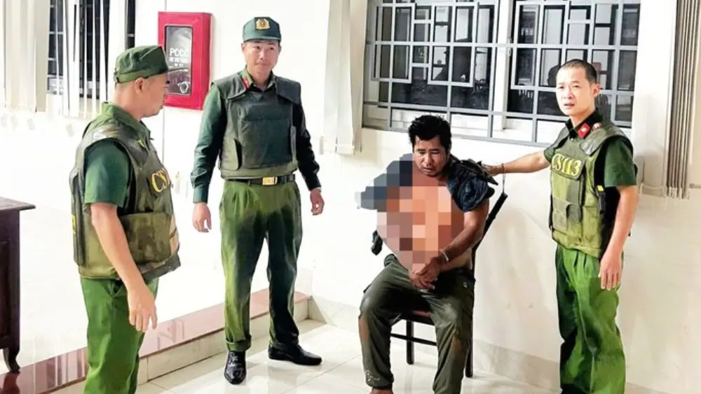 Người đàn ông say xỉn cầm dao đâm thiếu tá công an bị thương.
