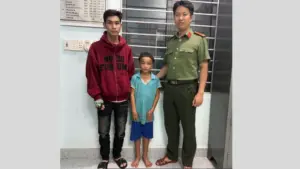 Anh rể đến Công an xã Phước Năng đón A Quốc về nhà sau khi em được cơ quan công an hỗ trợ.