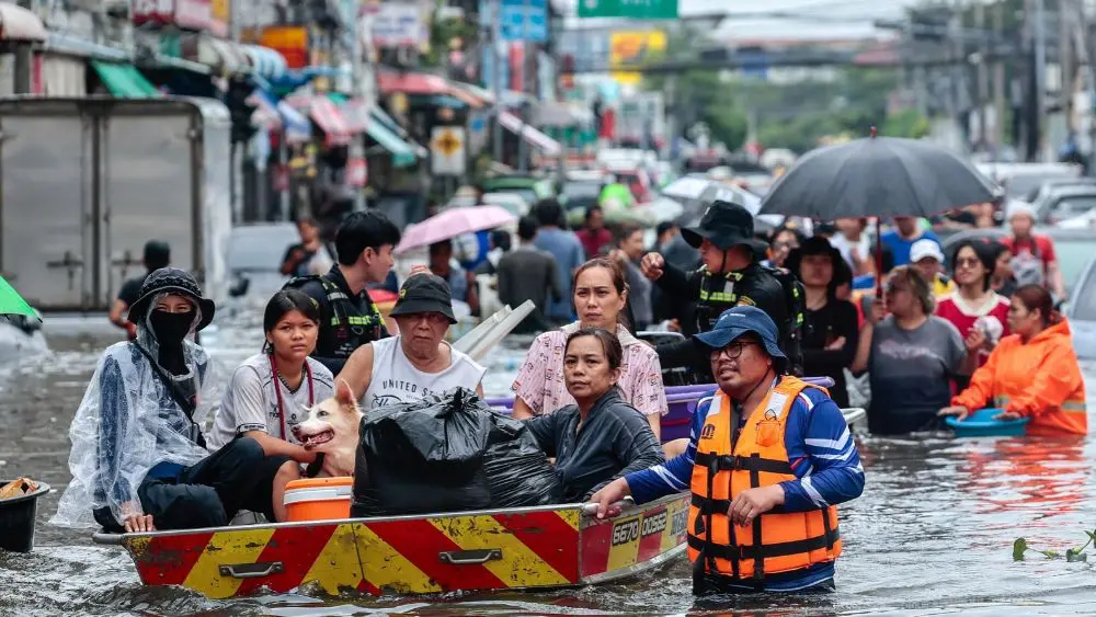 Bangkok ngập lụt nghiêm trọng, người dân chật vật di chuyển trên đường phố ngập sâu. Tìm hiểu tình hình thiên tai tại Thái Lan.