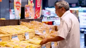 Bánh trung thu ở Trung Quốc ế ẩm khi sức tiêu dùng suy yếu, khiến quy mô thị trường năm nay giảm 45,17% so với mùa Trung thu 2025.
