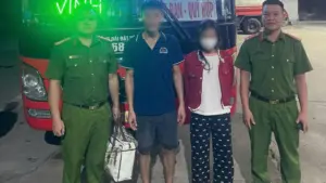 Bé gái 13 tuổi bị lừa đi làm với lời hứa “việc nhẹ, lương cao” được Công an xã Quỳ Châu kịp thời đưa về nhà an toàn.