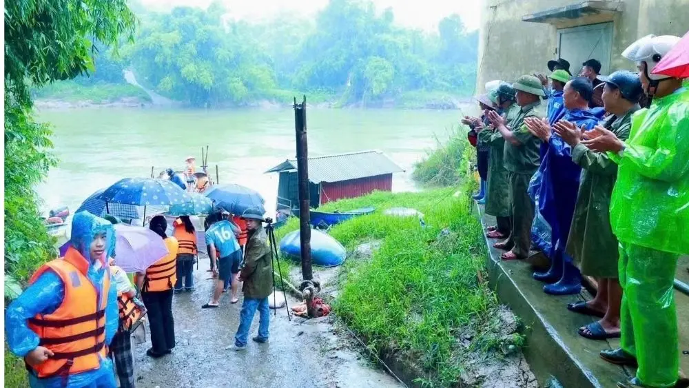 Bến đò Phú Minh ở Thái Nguyên hoạt động trở lại, giúp hơn 120 học sinh thuận tiện qua sông Cầu đến trường sau hơn 2 tháng tạm dừng.