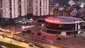 Bến xe Yên Sở nổi bật với tòa nhà trung tâm hình tròn, nằm bên Vành đai 3 Hà Nội và đang hoàn thiện những hạng mục cuối.