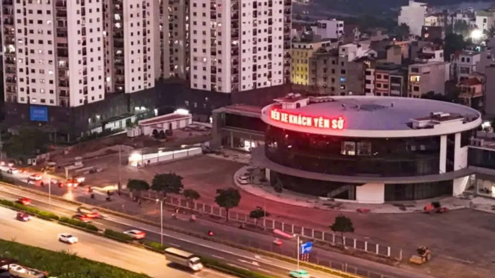 Bến xe Yên Sở nổi bật với tòa nhà trung tâm hình tròn, nằm bên Vành đai 3 Hà Nội và đang hoàn thiện những hạng mục cuối.