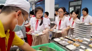 TP.HCM tăng cường kiểm tra đột xuất bữa ăn bán trú, siết điều kiện an toàn thực phẩm tại trường học và cơ sở cung cấp suất ăn.