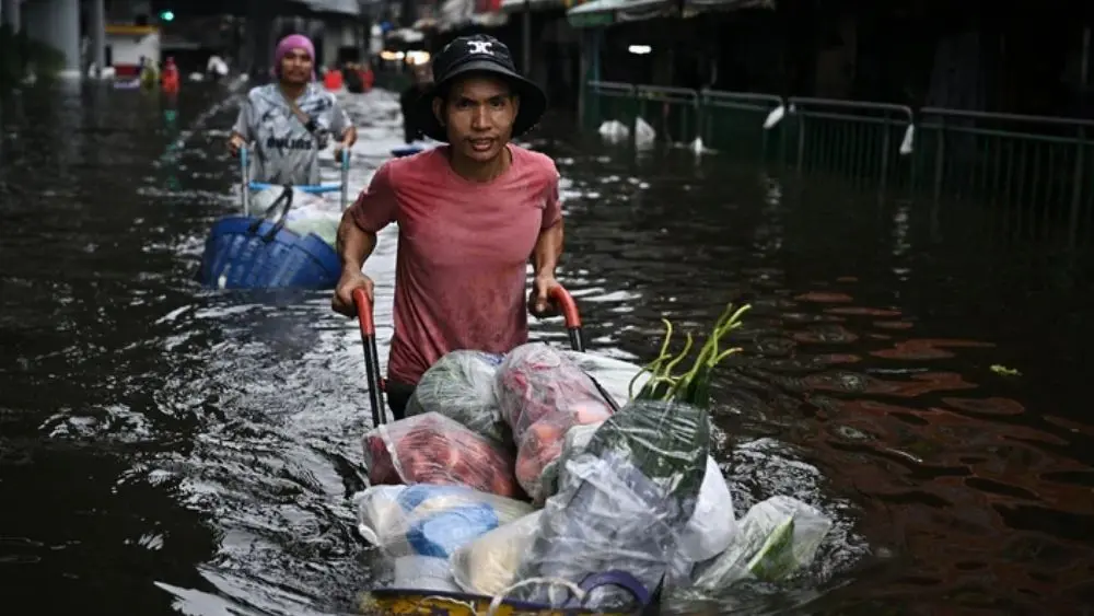 Ngập lụt tại Bangkok khiến giao thông và hoạt động sân bay bị gián đoạn