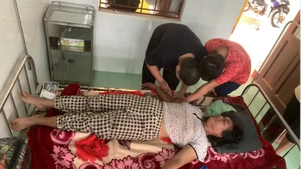 Ong vò vẽ đốt gần 20 nốt khiến chị Hồ Thị Sỹ ở Quảng Trị khó thở, nôn mửa và hôn mê nhẹ, sau cấp cứu sức khỏe cơ bản ổn định.