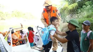 Thái Nguyên bố trí 2 cano hỗ trợ học sinh xóm Đoàn Kết qua sông Cầu đến lớp trong thời gian chờ mở lại bến đò Phú Minh.