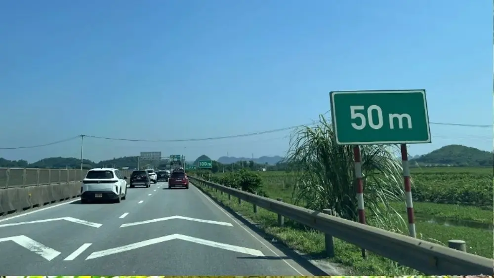 Cao tốc Mai Sơn - QL45 được kẻ vạch khoảng cách, phục vụ việc xác định vị trí xử phạt lỗi không giữ khoảng cách an toàn.