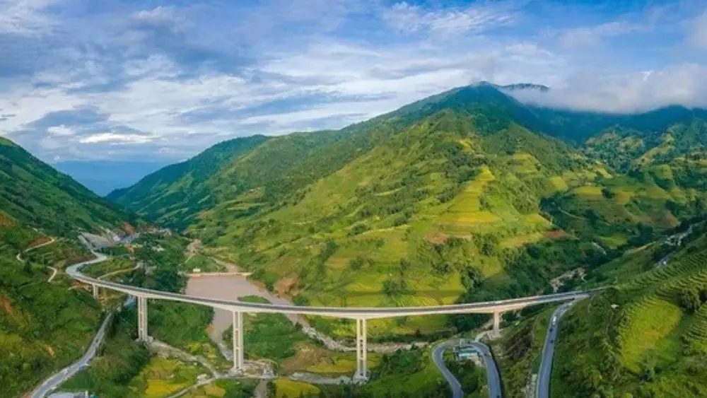 Cầu Móng Sến dài hơn 600 m, vươn qua thung lũng giữa núi rừng Sa Pa, với trụ cầu cao tới 83 m.