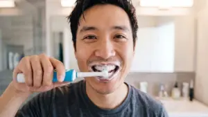 Chải răng ngay sau khi ăn đồ chua có thể gây hại men răng. Tìm hiểu thời điểm đánh răng đúng cách để bảo vệ răng miệng.