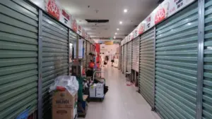 Chợ truyền thống Hà Nội vắng khách, nhiều tiểu thương có ngày chỉ bán được vài món hàng, doanh thu giảm khi người mua chuyển sang đặt hàng online.