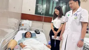 Cô giáo Hoàng Thị Hiền được hỗ trợ lắp chân giả sau khi bị xe tải cán lúc cứu bé trai 2 tuổi.
