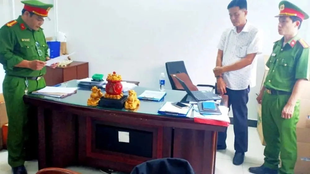Phó giám đốc Lê Minh Phúc bị cơ quan công an thi hành quyết định bắt tạm giam.