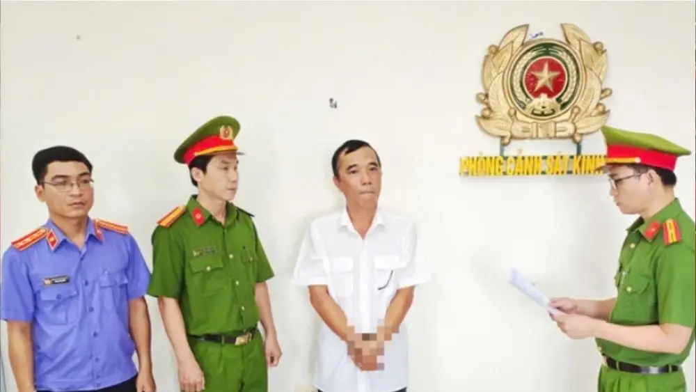 Công chức Phạm Quốc Trưởng thuộc Thuế cơ sở 5 tỉnh Vĩnh Long bị bắt tạm giam để điều tra hành vi giả mạo trong công tác