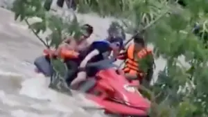 Lực lượng cứu hộ giải cứu người đàn ông mắc kẹt giữa dòng nước chảy xiết