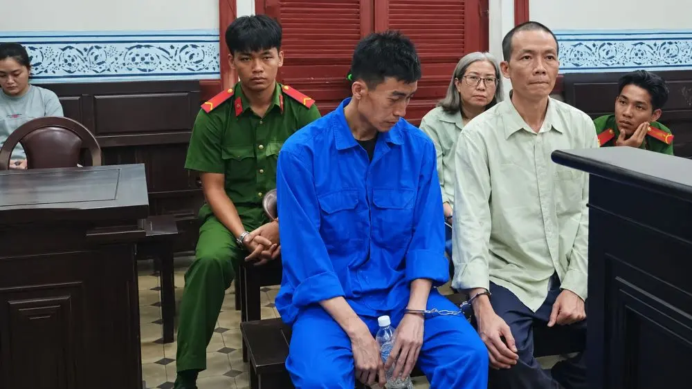 Vụ cựu cán bộ cấu kết giải cứu người nghiện: 7 bị cáo lĩnh án vì can thiệp hồ sơ, xác nhận cư trú khống và môi giới hối lộ.
