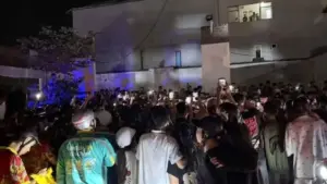 Đám đông tập trung quanh ô tô tại chân cầu vượt Bắc Sơn, Thái Nguyên sau khi một phụ nữ chặn xe, khiến khu vực trở nên chật kín.