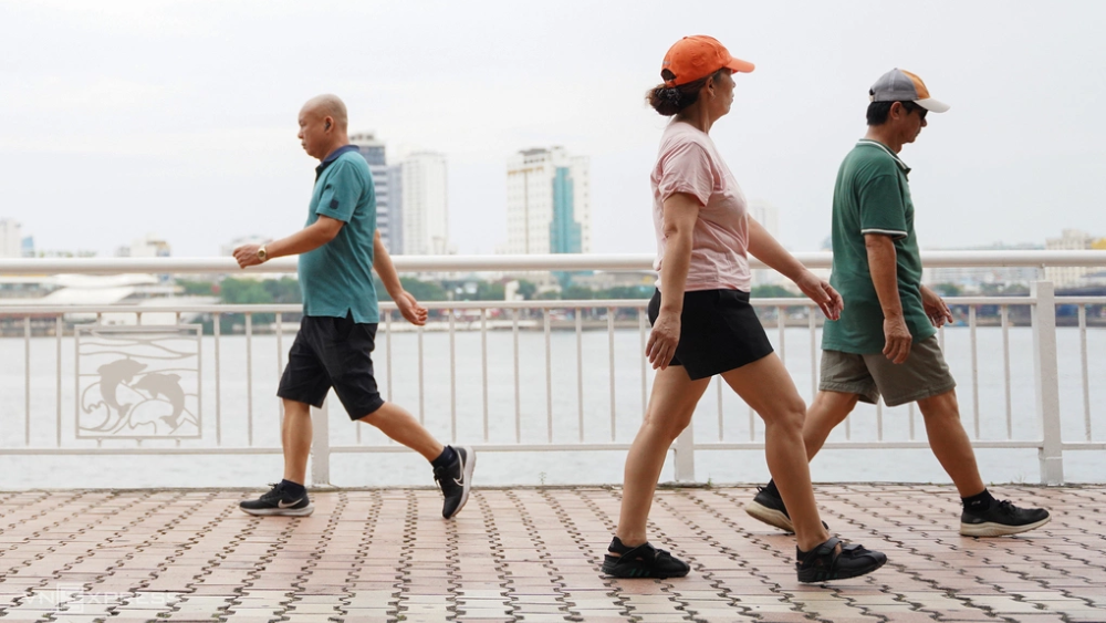 Đi bộ đúng cách tốt cho sức khỏe, nhưng 5 sai lầm phổ biến có thể âm thầm gây hại khớp gối. Tìm hiểu để tránh ngay!