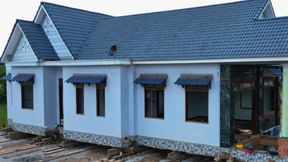 Di dời căn nhà 300 tấn ở Đồng Nai để nhường đất mở đường ĐT773 kết nối sân bay Long Thành, công trình được giữ gần như nguyên trạng.
