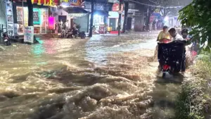 Đồng Nai ngập sau mưa lớn kéo dài, nhiều tuyến đường chìm trong nước, giao thông khó khăn, một số nơi xảy ra tình trạng xe chết máy.