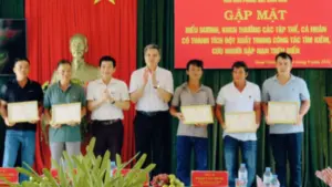 Ngư dân được biểu dương sau hành trình cứu người gặp nạn trên biển, nơi 32 thuyền viên được cứu sống sau gần 4 ngày lênh đênh.