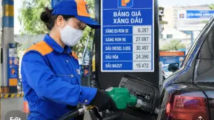 Giá xăng dầu trong nước tăng mạnh, lên mức cao nhất kể từ tháng 4, trong khi thị trường dầu thế giới có dấu hiệu hạ nhiệt.