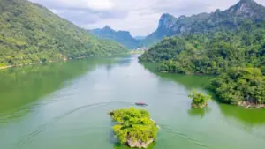 Hồ Ba Bể, hồ nước ngọt tự nhiên lớn nhất Việt Nam, đang được quy hoạch để phát triển thành điểm du lịch trọng điểm vùng Đông Bắc.