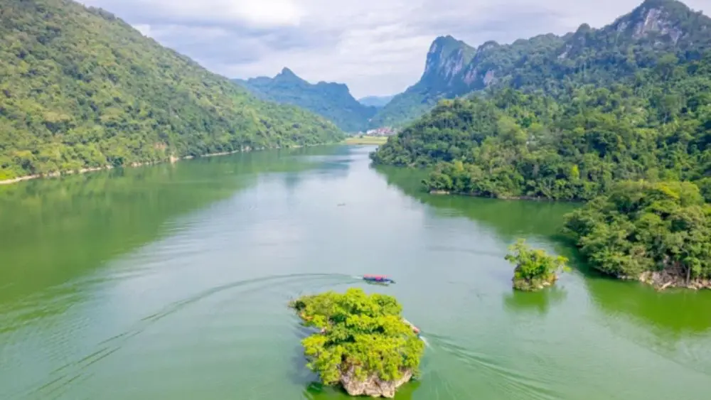 Hồ Ba Bể, hồ nước ngọt tự nhiên lớn nhất Việt Nam, đang được quy hoạch để phát triển thành điểm du lịch trọng điểm vùng Đông Bắc.